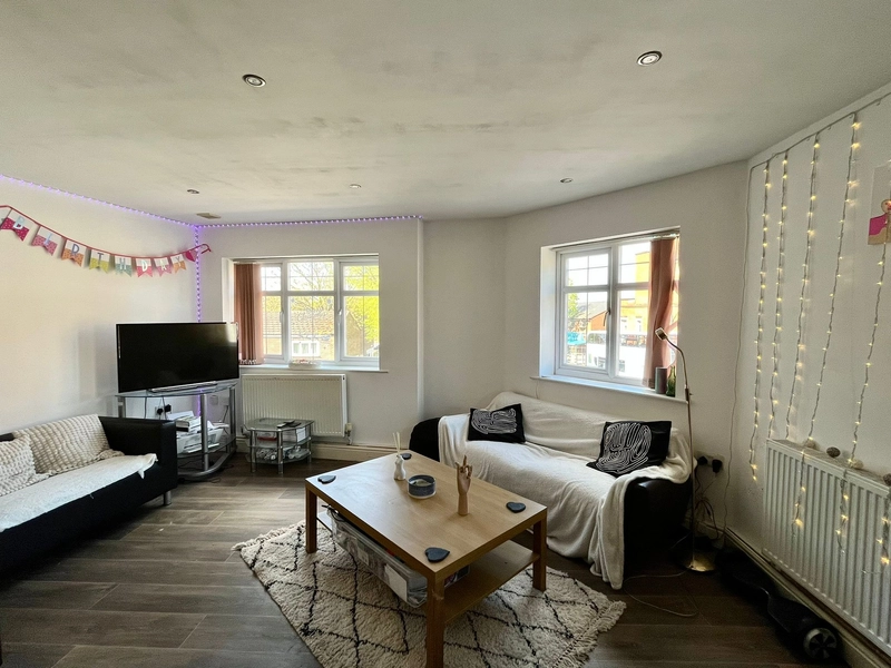 3 Bedroom Apt - Flat 5, Bawas place - Alfreton Road - Thumbnail 4